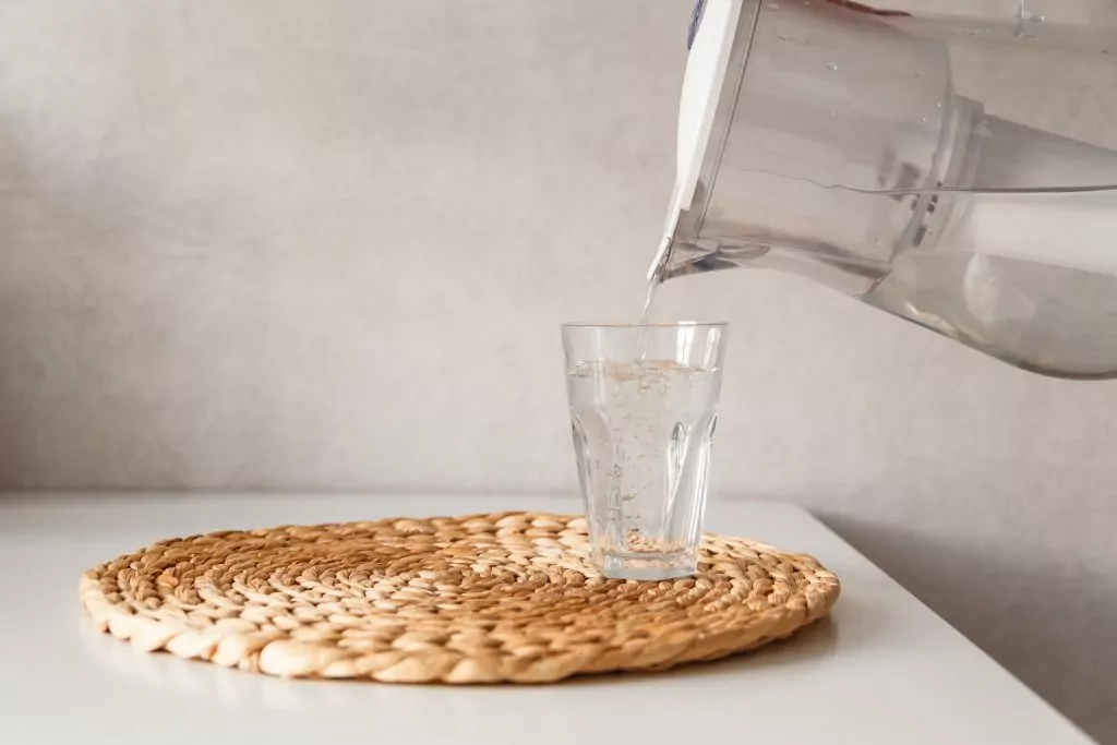 Ein Vergleich von echten Trinkwasserfiltern mit Tischkannenfiltern